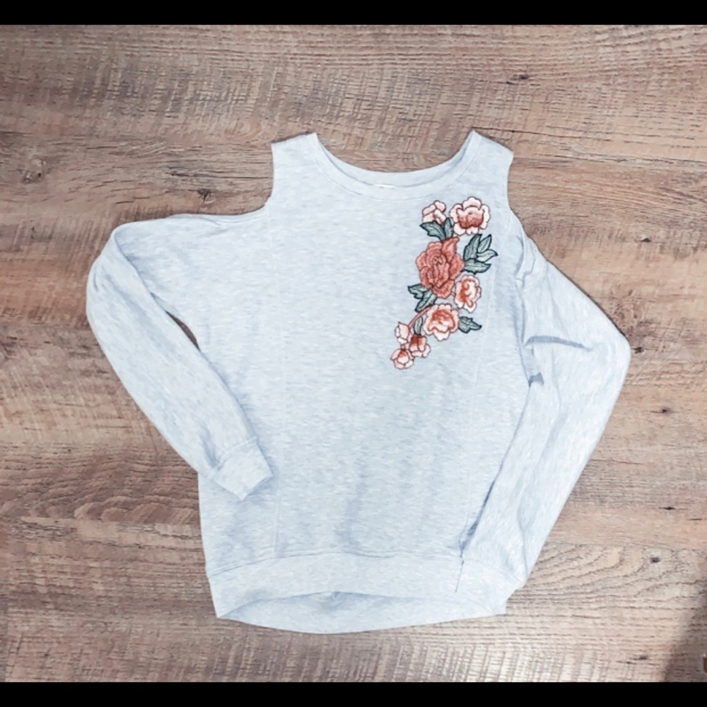 Open shoulder floral top!